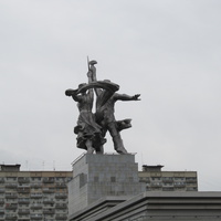 Памятник Рабочий и колхозница. Вид со станции монорельса Улица Сергея Эйзенштейна