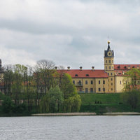 Вид на замок со стороны озера