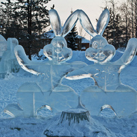 Ледяная фигура "Зайцы"