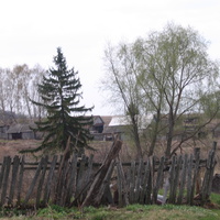 Уцелевшие жилые дома на Центральной улице деревни Калиновка