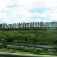 У автотрассы река Осётр