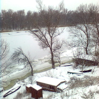 Річка Козак-рукав Дніпра взимку покривається льодовим панцирем