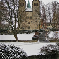Кирха Абдингхоф и шпиль Кафедрального собора за ней, Падерборн