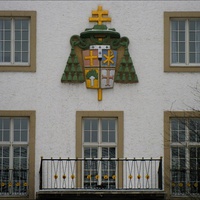 Герб на здании Теологического факультета университета