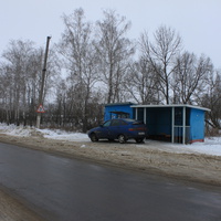 Пристень. Автобусная остановка с торговой палаткой на западном выезде из поселка.