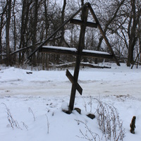 Пристень. Поклонный крест на источнике преподобного Серафима Саровского.