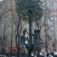 Фонтан «Адам и Ева» под «Райским деревом» у метро Новокузнецкая