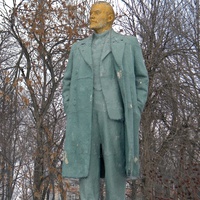 Памятник Ленину с центре села