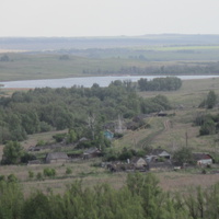 Вид деревни и водоёма с горы