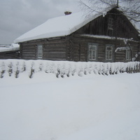 Изба на въезде в п.РекаЕмца зимой.