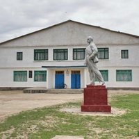 Сельский клуб и памятник вождю Ленину