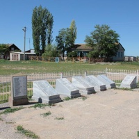 Мемориальные стелы с именами захороненых у школы