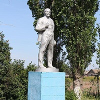 Памятник Ленину у клуба