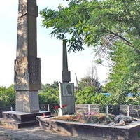 Мемориал и братская могила в центре