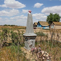 Братская могила в центре села