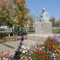 Памятник Шолохову во дворе школы