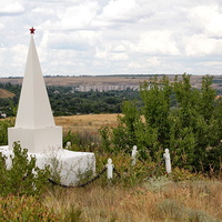 братская могила воинов,павших в ВОВ у остановочного пункта 55км.