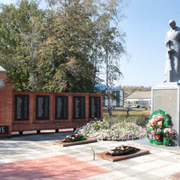 Мемориал и братская могила воинов ВОВ. Здесь покоится прах 41 воина и имена всех известны