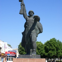 Памятник солдату на пересечении улицы Шевченко и проспекта Победы Революции
