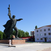 Памятник солдату на пересечении улицы Шевченко и проспекта Победы Революции