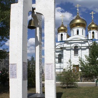 Памятный знак чернобыльцам перед храмом