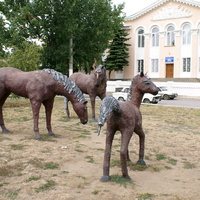 Скульптурная композиция  "кони" перед художественной школой и майданом