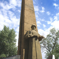 Братская могила-мемориал, памятник