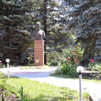 Памятник писателю закруткину в его поместье