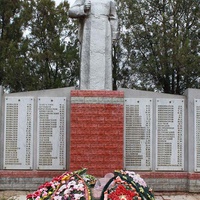 Братская могила-мемориал воинам ВОВ