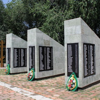 Братская могила -здесь покоится прах более 2500 воинов,погибших при освобождении станицы в январе 1943 года