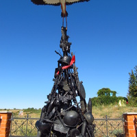 Памятник из оружия собранного на месте сражения