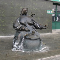 Скульптура «Торговка и воробей» у Комаровского рынка