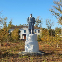 памятник Ленину (Лет 10 назад оторвали руку,но в 2012 году сделали новую)