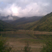 озеро Ругун в пасмурную погоду