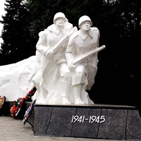 Братская могила, мемориал павшим воинам в ВОВ -памятник павшим