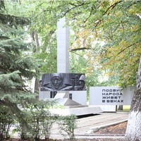 Памятник павшим воинам за забором завода