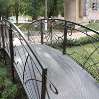 мостик перед арт -кафе в парке