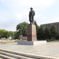памятник Ленину перед центральным универмагом