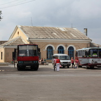 автовокзал -слева, на заднем плане ЖД вокзал