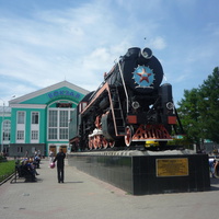 Вокзал и паровоз-памятник