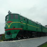 Этот тепловоз (ТЭ3-1072) привёл первый грузовой поезд в Сургут  и открыл регулярное движение на Тюменский Север (в августе 1975 г.)  В настоящее время – памятник. Установлен перед вокзалом
