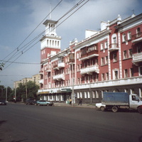 Красно-белое здание с башней (ул. Карла Маркса, 132)