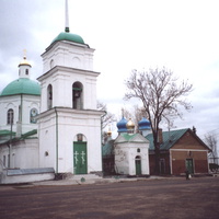 Печоры. Вид на церковь Сорока мучеников  Севастийских и Варваринскую церковь (справа)