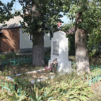 Братская могила советских воинов (Каменск-Шахтинский)  Захоронение произведено 2 марта 1943 года. Представляет собой бетонный прямоугольник, на котором установлена мемориальная доска с надписью. Братская могила (60 воинов, из них известны имена 26 ч