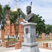 памятник атаману Платову у Свято-Покровской церкви