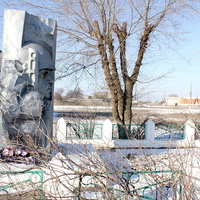 братская могила, погибших в дни Сталинградской битвы у хуторского клуба