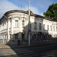 Здание на пересечении ул. Симановского и Пятницкой ул. (рядом с монастырём)