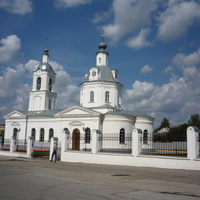 Белая церковь, находящаяся рядом с краеведческим музеем