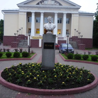 Истринский дом культуры, памятник Чехову