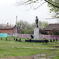 памятник Ленину в центре хутора